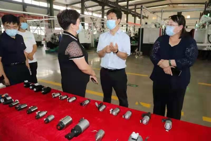 看操美女大BB安阳市市长高永一行莅临我公司参观调研